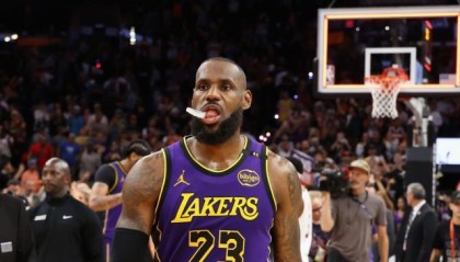 pp电子-詹皇低迷只因生病！雷迪克揽责，浓眉发声：避免连败